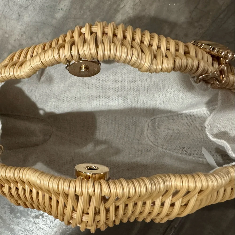 Tommy Bahama Chic Woven Tan shell Clutch with Gold seashell  Chain! Cute& unique - Picture 4 of 9